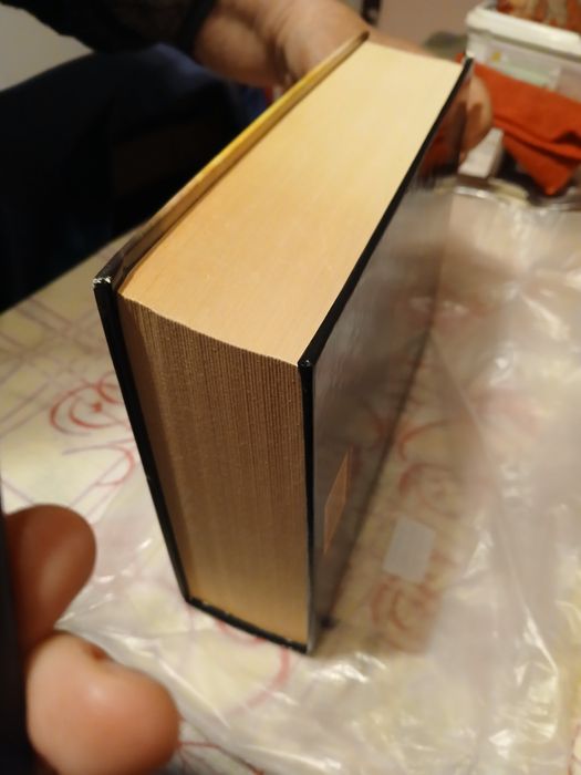 Книгата "Хрониките на Нарния"на Клайв С.Луис е от 2008г.,842 стр.