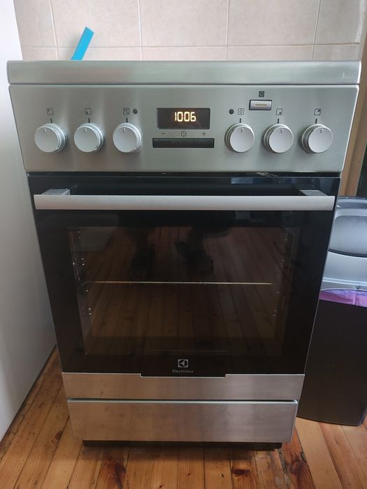 Свободностояща фурна с котлони Electrolux, готвене на пара