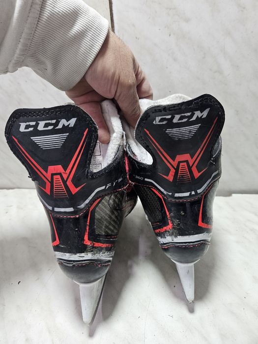 Patine 1034 hochei hockey CCM FT 360 marime 32  ( 20,5 cm)