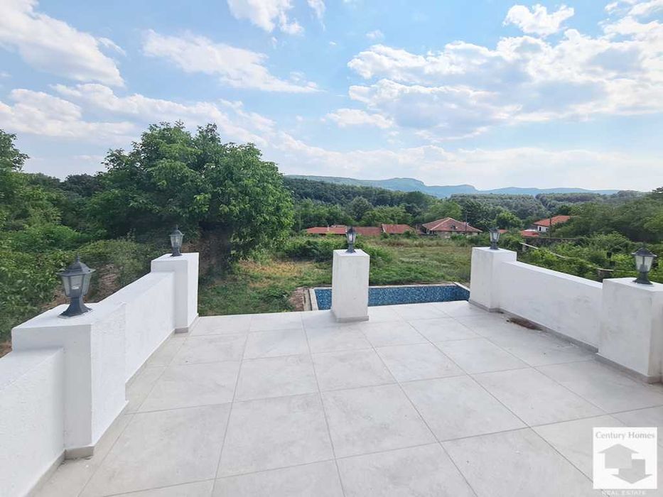 170282 Двуетажна къща с басейн и просторен двор в с. Ритя