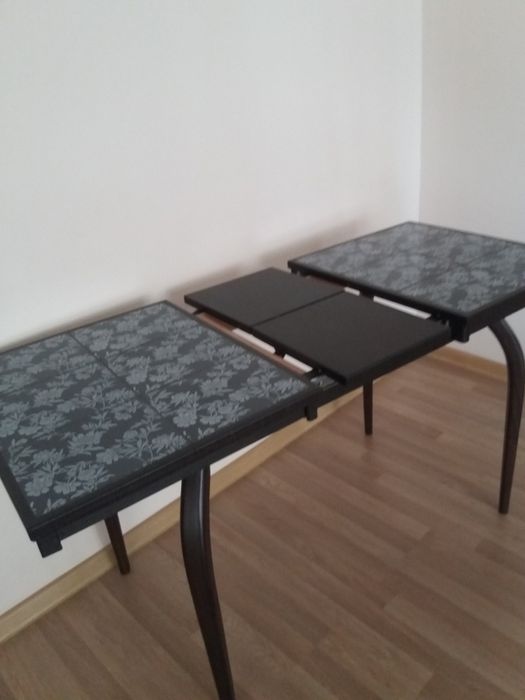 Стол обеденный кафельный.