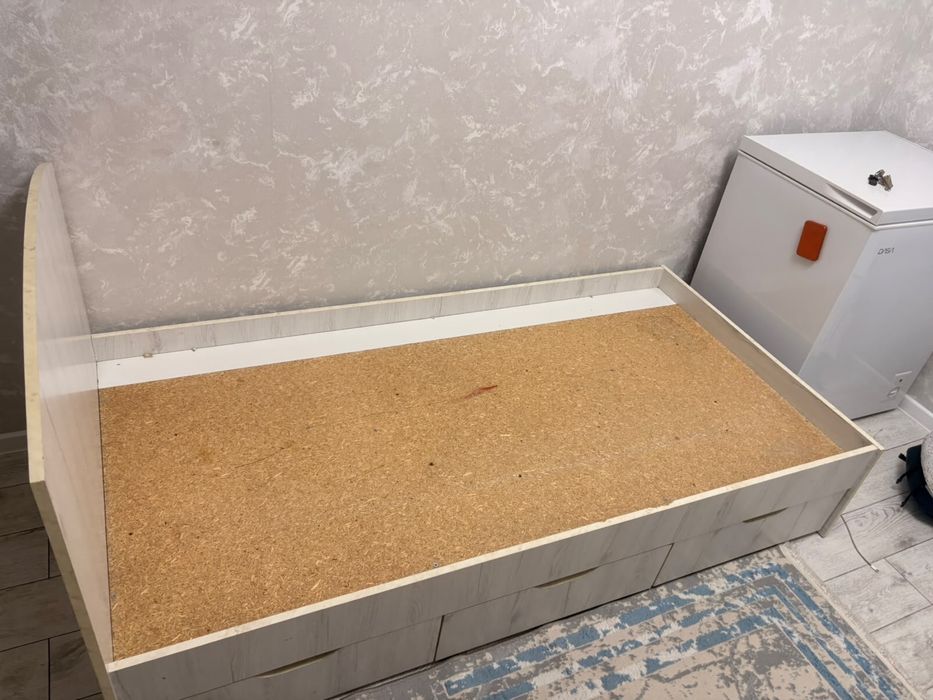 Продам кровать с матрасом