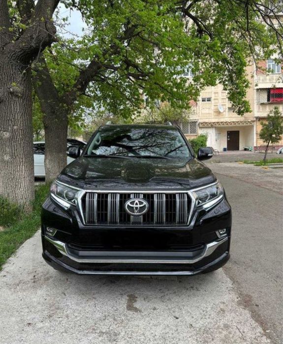 Водитель со своим авто Toyota Land Cruiser