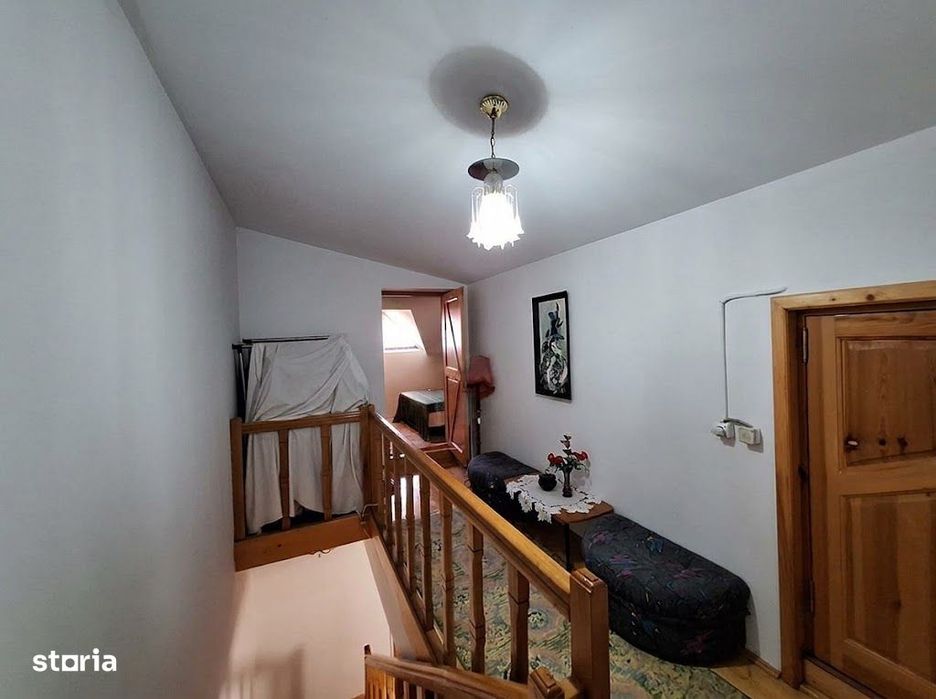 Casă cu 6 camere, curte și mansardă Bacău