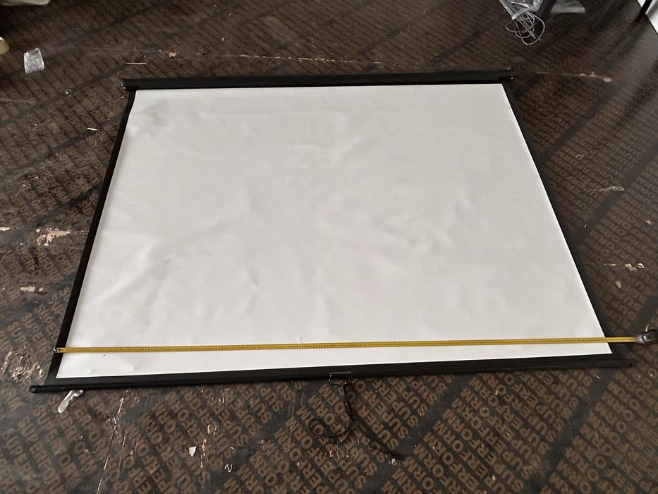 Videoproiector si Ecran de Proiectie