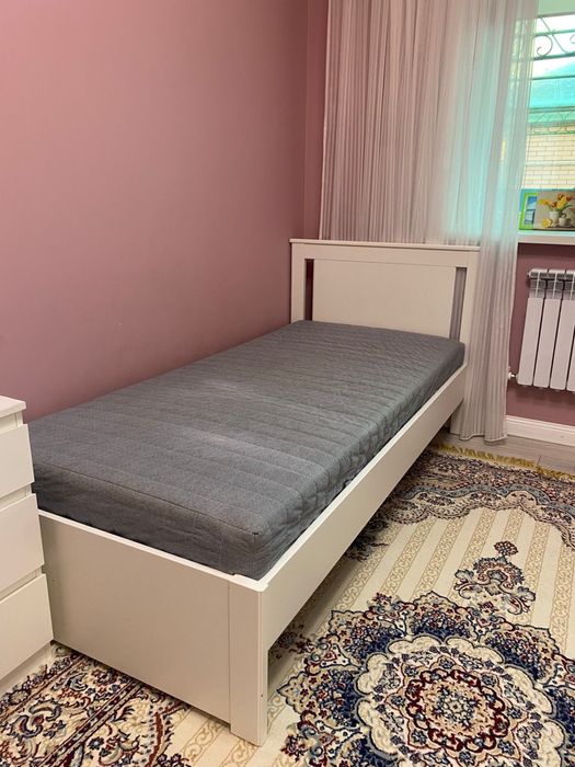 односпальная кровать с матрацом