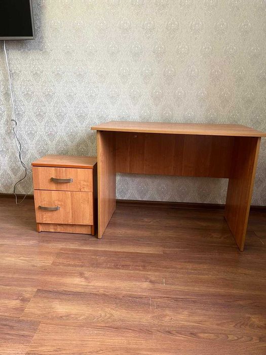 Стол и тумба для детской комнаты