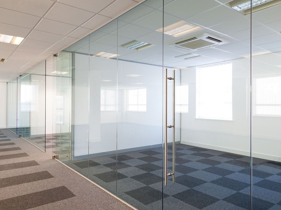 Стекло двери окна перила