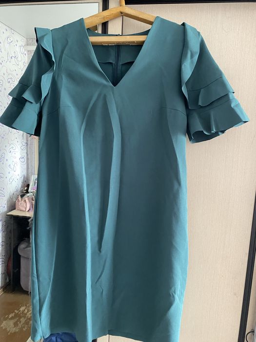 Продам костюм и платья