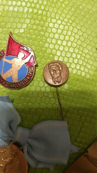 Продавам стари медали и ордени