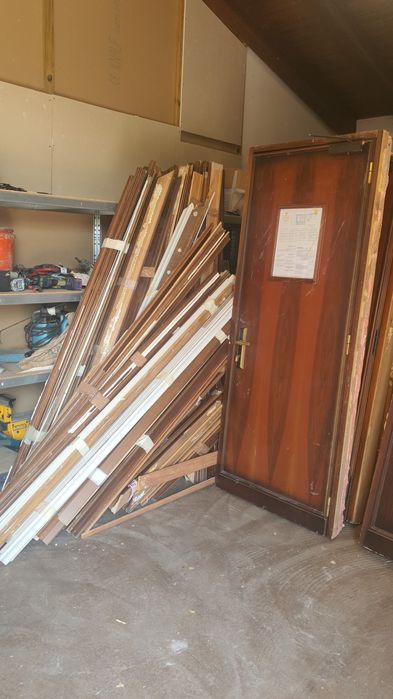 Uși lemn masiv(camera și bai]