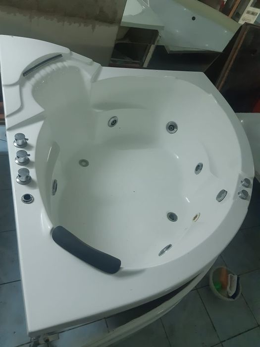 Продам угловые джакузи