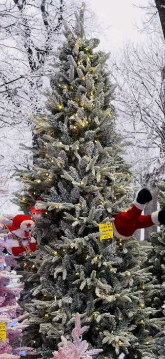 Елха!Супер реалистична коледна елха с вградени лампички по връхчетата.