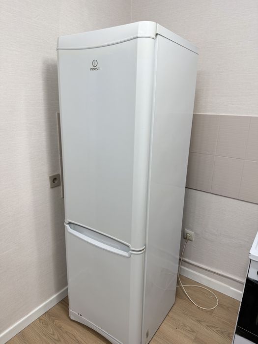 Продам Холодильник indesit