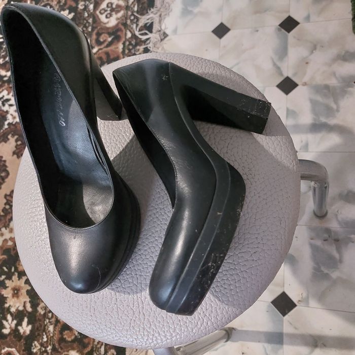 Продам туфли новые  босоножки