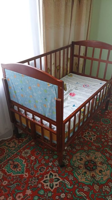 Манеж (кроватка) детский из массива дерева в хорошем состоянии