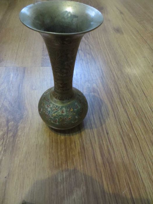 Антикварни свещници, ваза, прибори за гасене на свещи