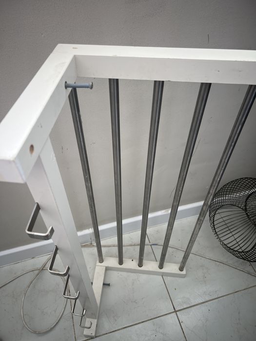 Есть вешалка и 2 полки от икеа