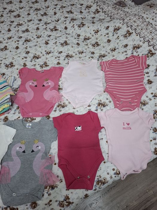 Продаются бодики от3 до 6 мес.