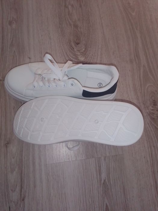 Vand adidași noi