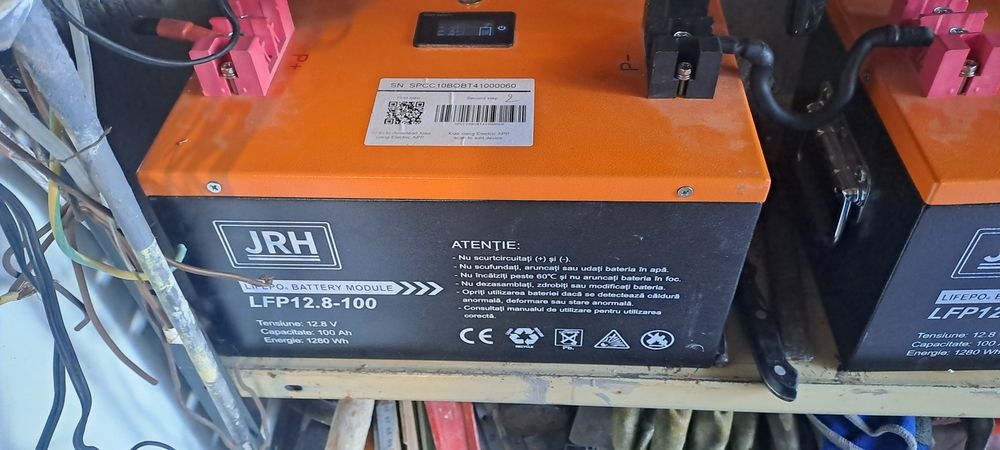 Vând doua baterii LiFepo4  2×JRH 12,8v 100(1280wh fiecare)folosite în serie sistem solar 24v(25.6 100h total =2560wh)