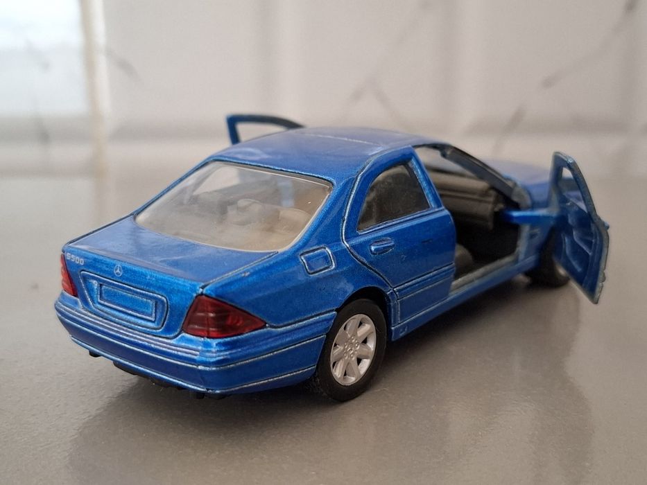 Коллекционная модель машины Мерседес S500