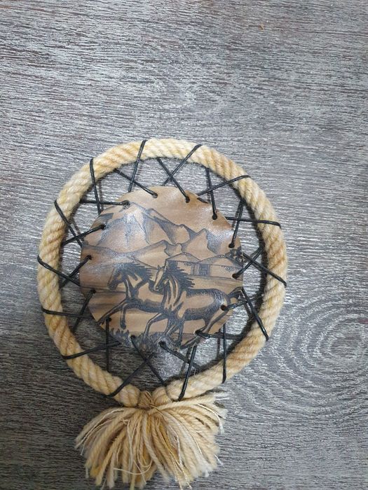 Поделка из кожи с сюжетом