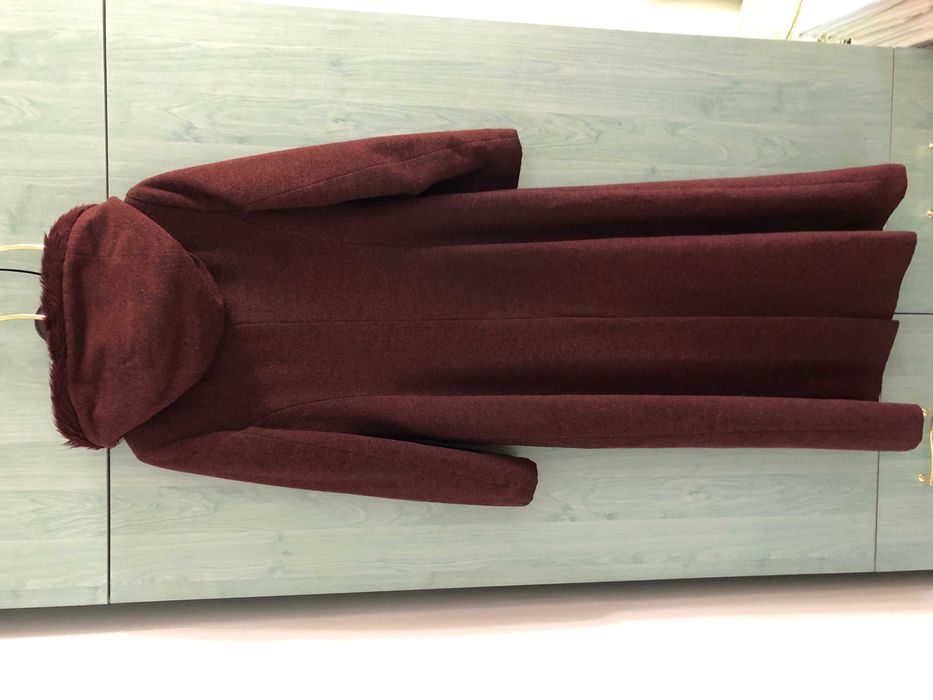 Haina dama din stofa visinie, eleganta, cu gluga, marimea 42 + Cadou