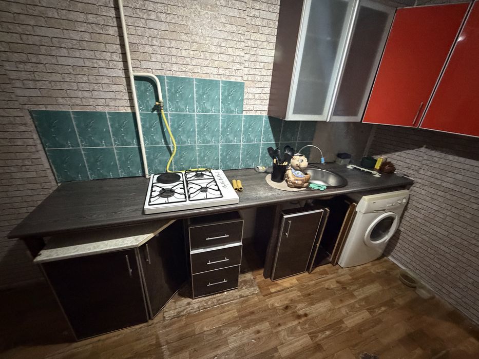 Кухонный гарнитур, шкаф, и угловой диван