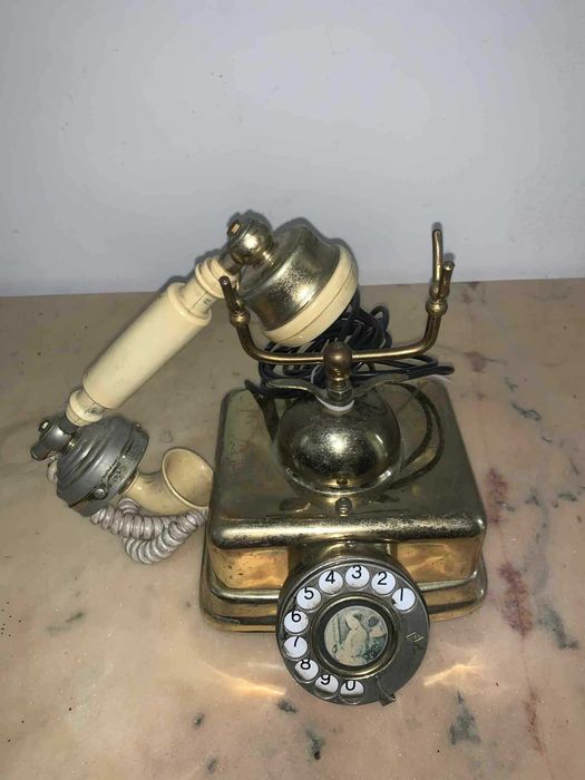 Telefon vintage in carcasa de alama functional