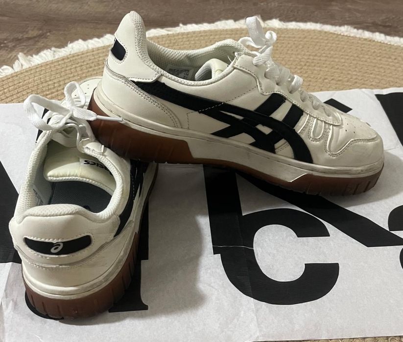 Кроссовки asics.