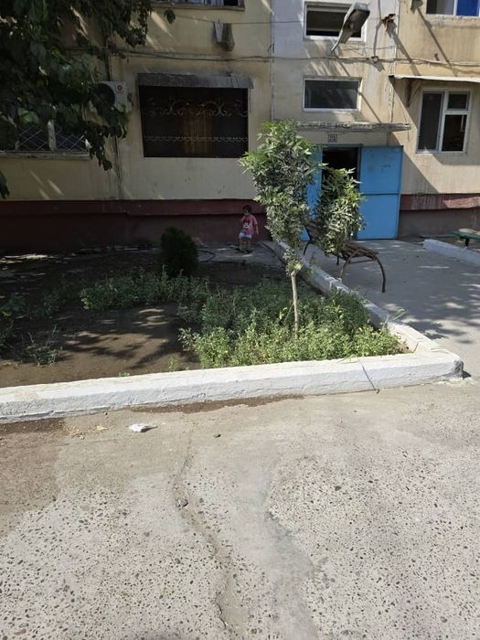 Продам 2х комнотную квартиру на 1-вом этаже с подвалом и трассой.