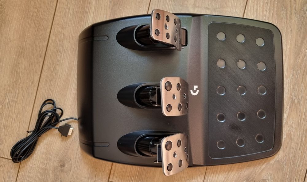 LOGITECH  trueforce G923 racing wheel, pedals,driving force shifter