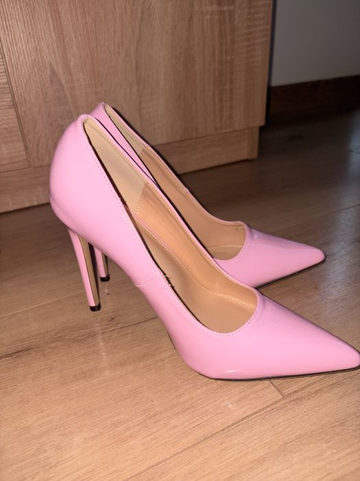 Стилни розови токчета