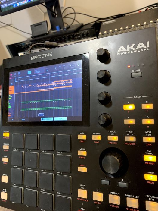 AKAI MPC One - Standalone Music Workstation Sampler + 128GB Card Cadou