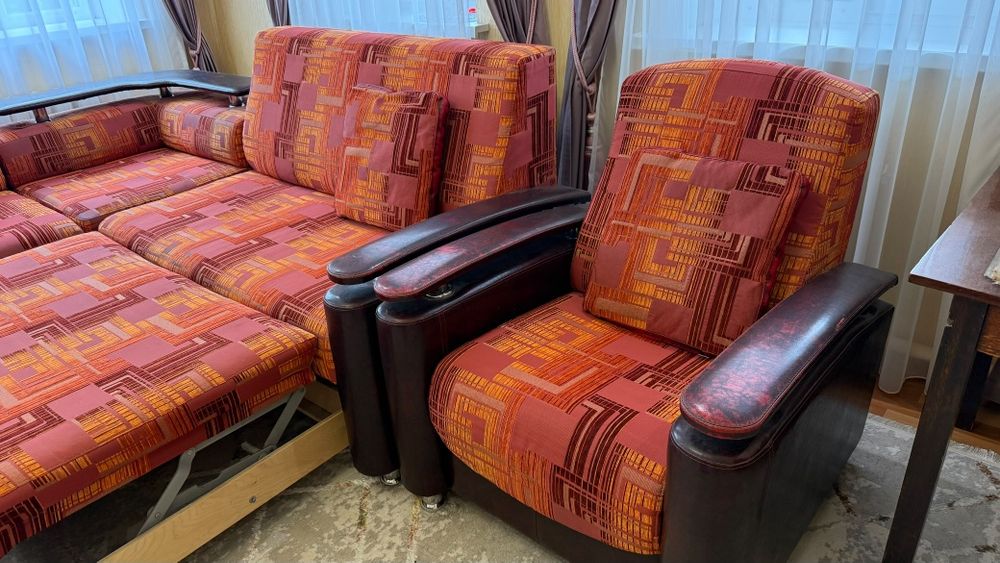 Продам угловой диван с креслом