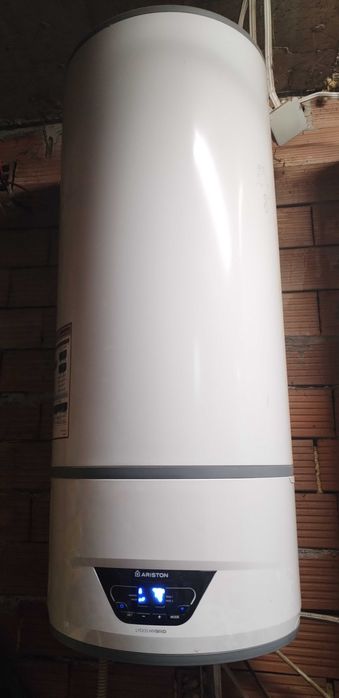Продавам бойлер термопомпен Ariston lydos hybrid 100литра