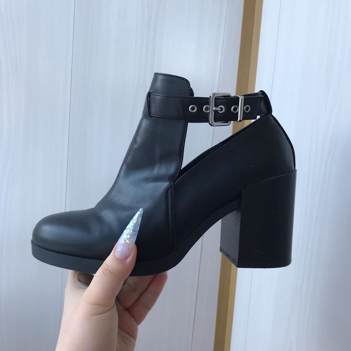 Продам женские ботинки