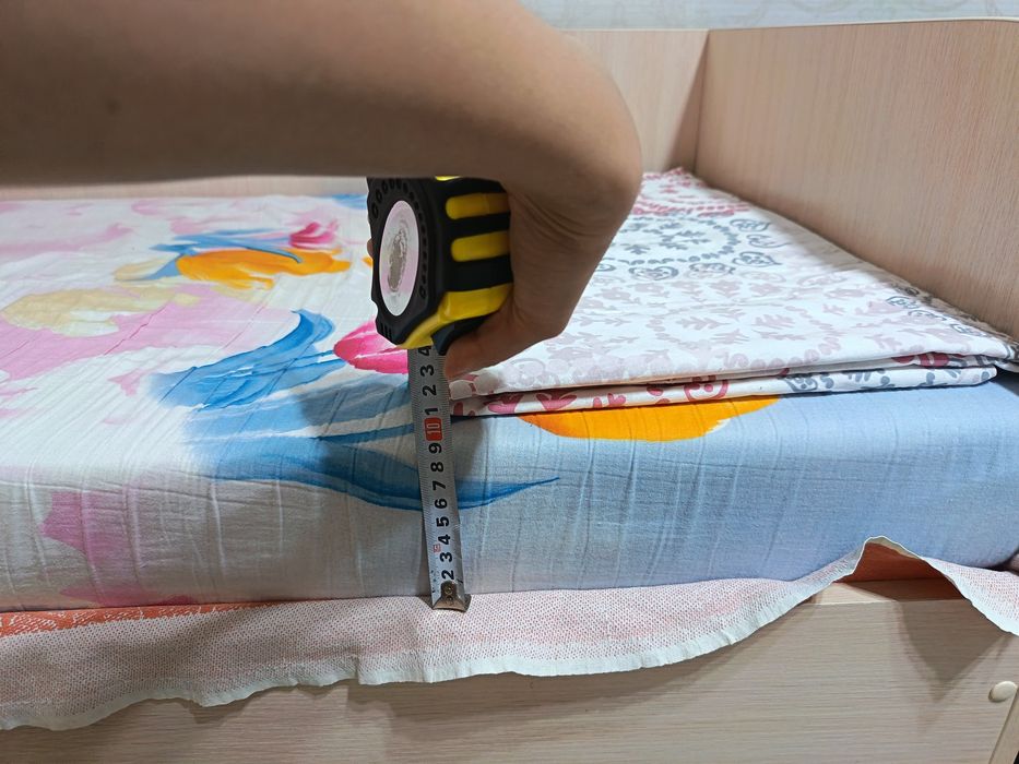 Подростковая кровать, хорошее качество, изьянов нету!