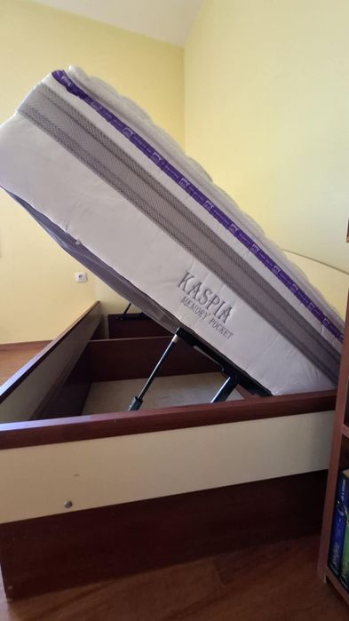 Две единични легла с матраци и механизъм