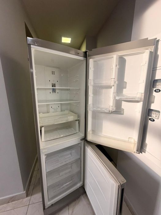 В отличном состоянии холодильник LG серый