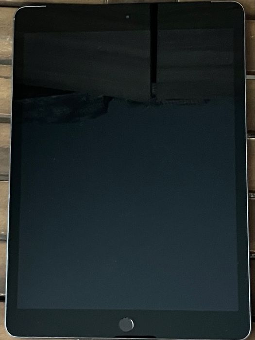 Ipad 8 cellular (cu Sim) 32 GB in stare foarte buna de functionare
