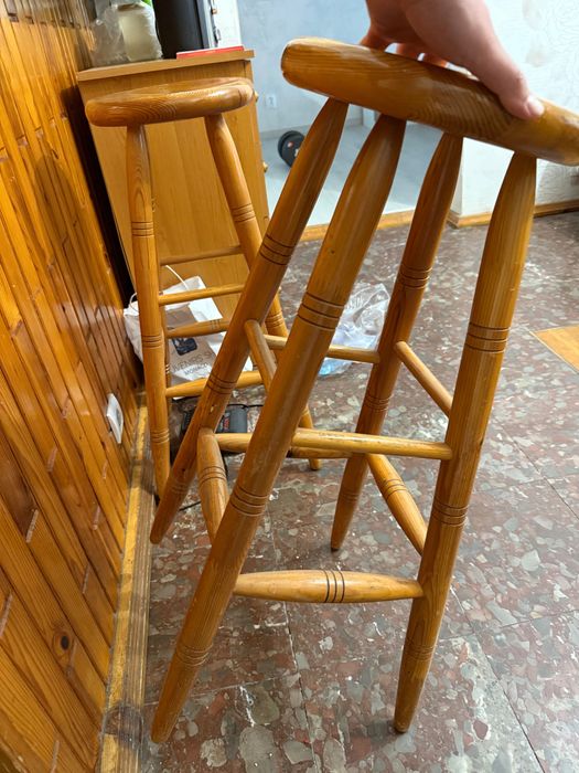 2 масивни бар стола от дъб за 50 €