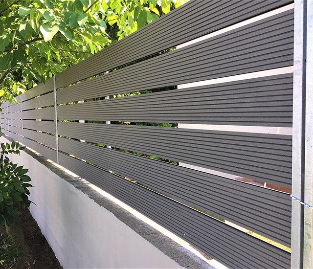 Garduri si porti din panouri stil jaluzele, sipca metalica, tabla cutata, plasa bordurata, fier forjat, BCA sau beton si alte modele disponibile