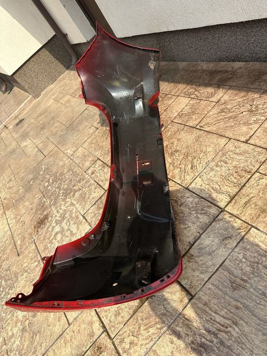 Spoiler Mazda 3 original culoarea rosu aprins (spart intr-un stalp)