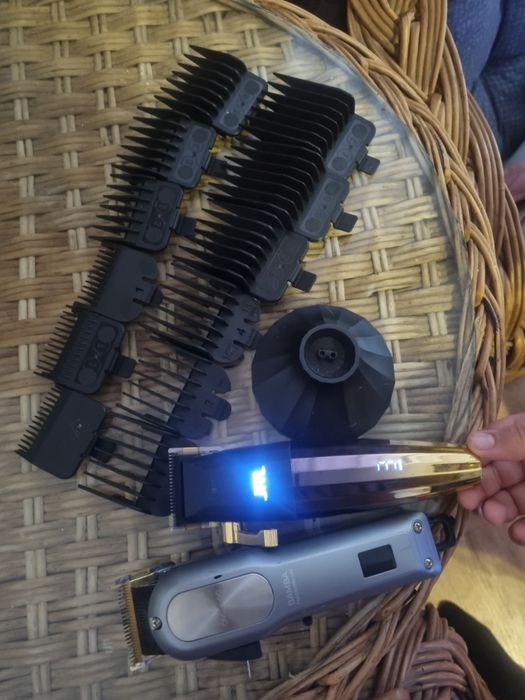 Vând ce se vede ambele mașini de tuns cu toate grătarele preț 800 de L