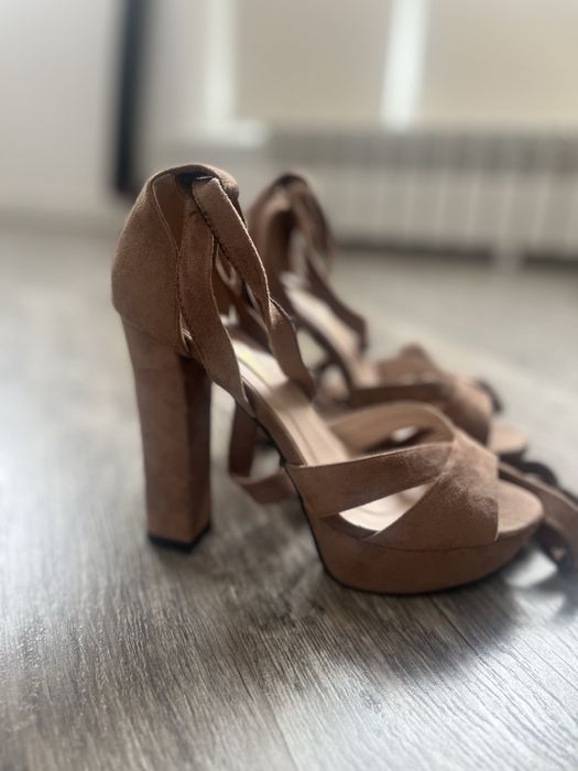 Босоножки замшевые