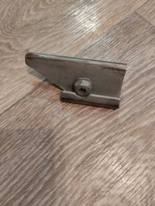 Планка прижимная для крепления АКБ, защита плюсовой клемы  Lada Largus