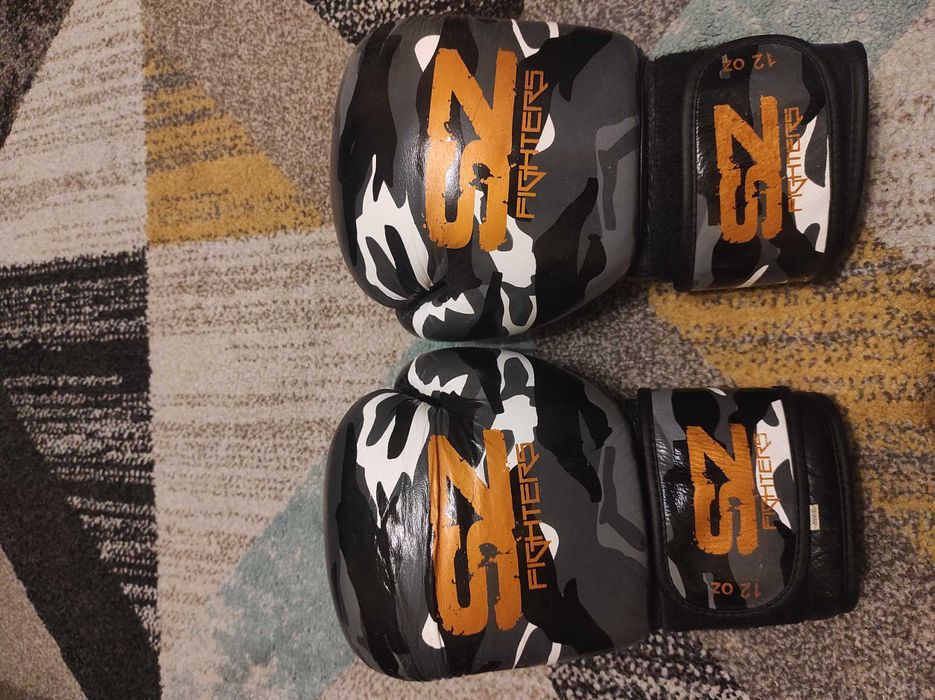 Комплект ръкавици и протектори за крака за кикбокс и муай тай