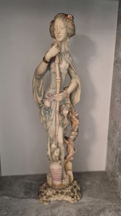 Statuetă japoneză Gheișă vintage, 53cm sculptată din steatit (rășină osoasă), anii 1950.